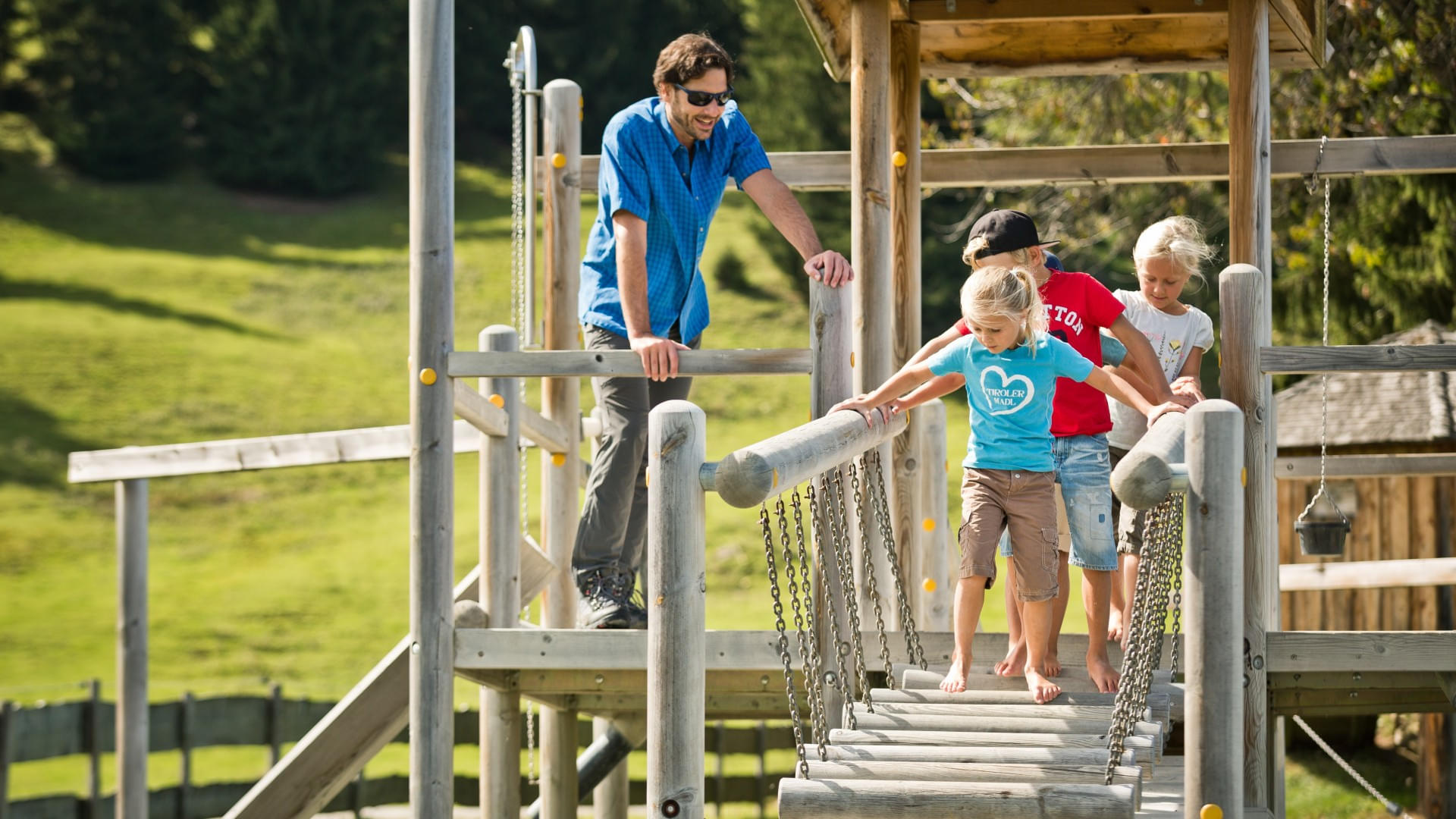 kinder-klettern-spielend-in-der-erlebniswelt-filzalmsee